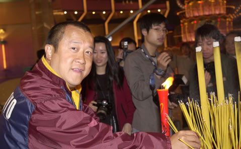 ...李三脚威震地狱门》.主演功夫片《少林寺愤怒的铁拳》后曾...