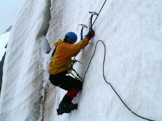 极限运动冰岩混合攀登