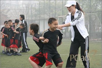 阿迪达斯与北川小学生共享足球快乐